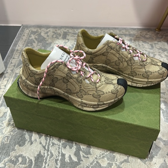 AUTHENTIC GUCCI Sneakers - Picture 10 of 12